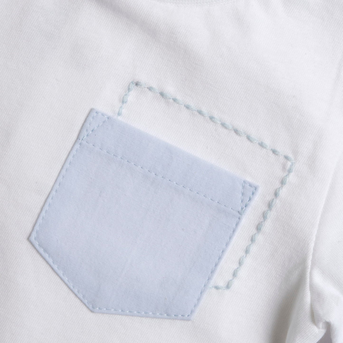 T-shirt blanc et bleu clair