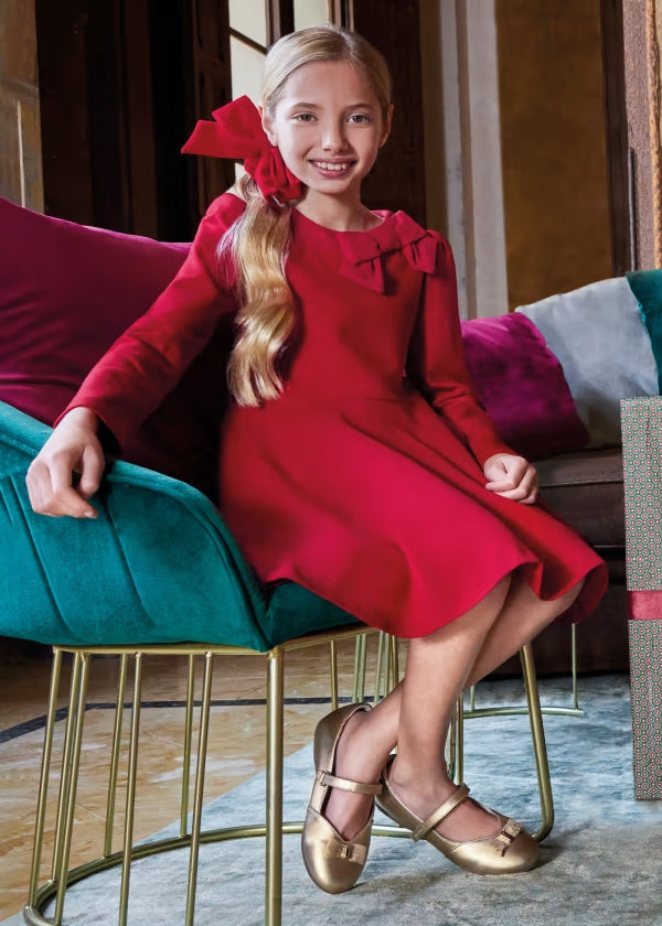 Robe rouge avec un nœud