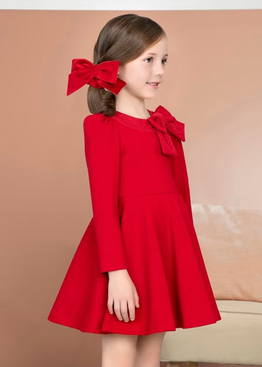 Robe rouge avec un nœud