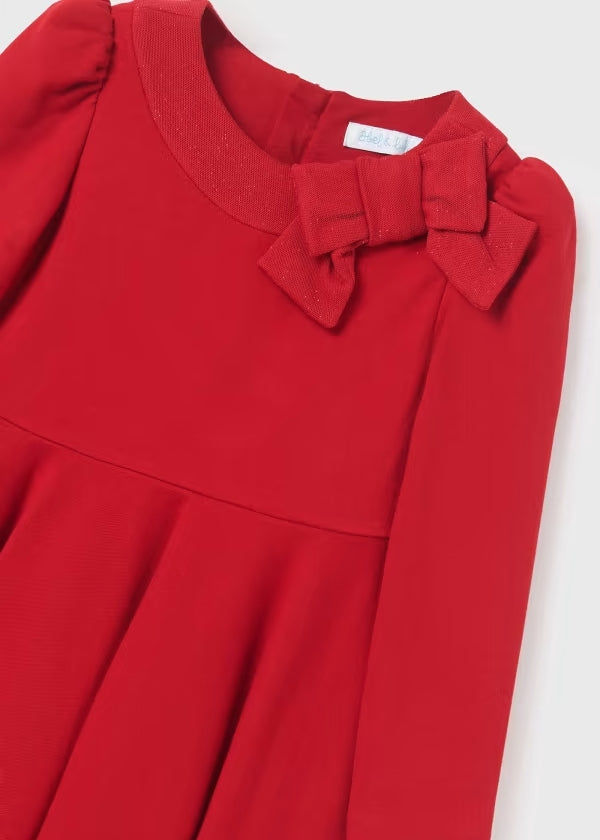 Robe rouge avec un nœud