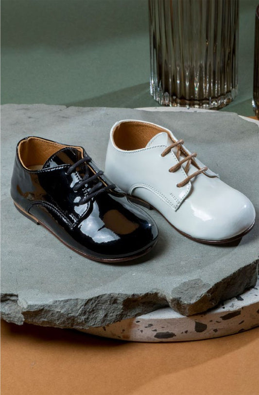 Derbies vernies blanches