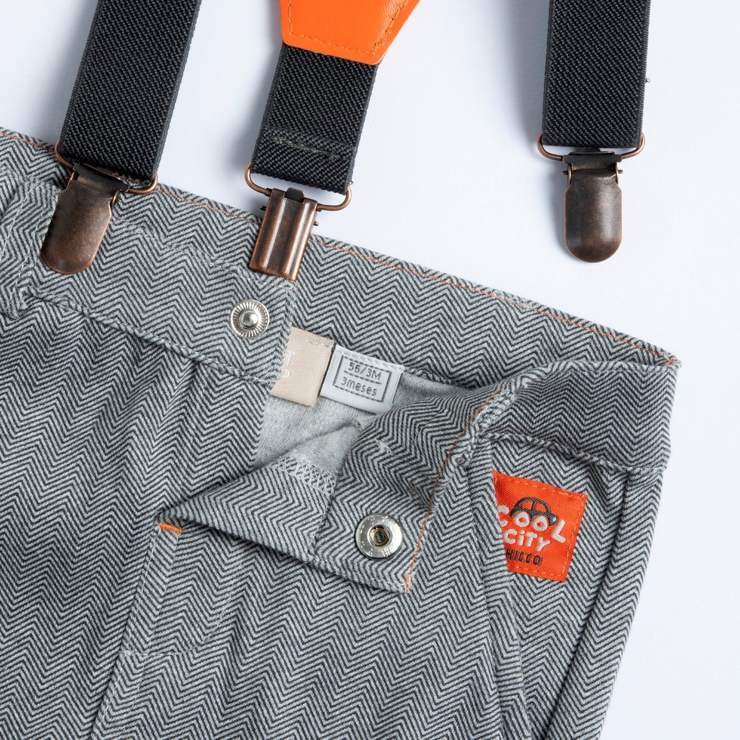 Pantalon à bretelles