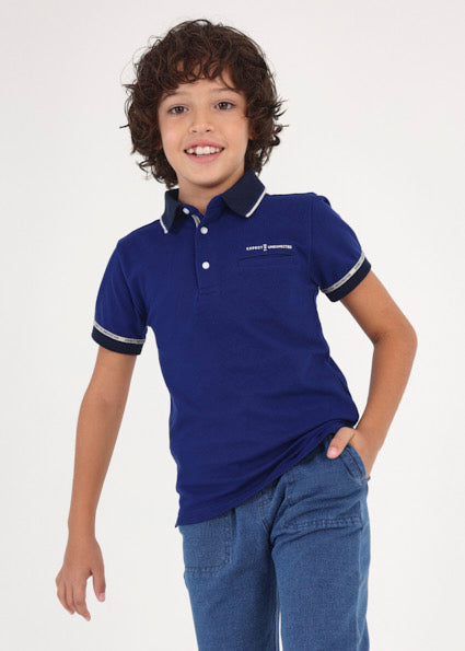 Polo bleu contrasté