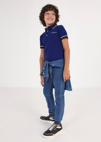 Polo bleu contrasté