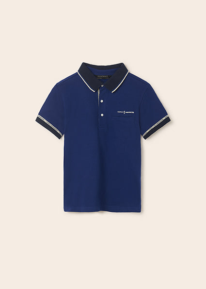 Polo bleu contrasté