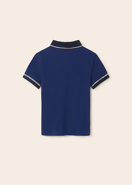 Polo bleu contrasté
