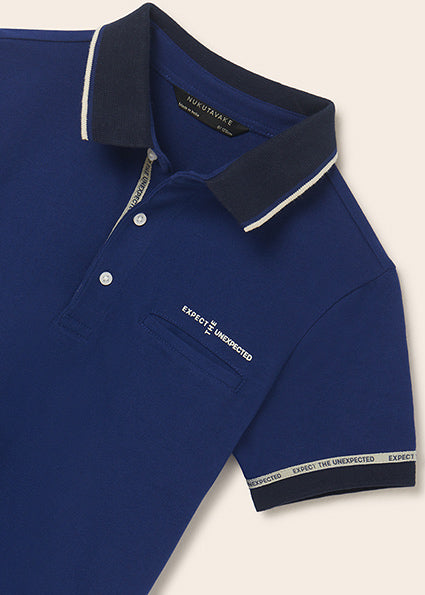 Polo bleu contrasté