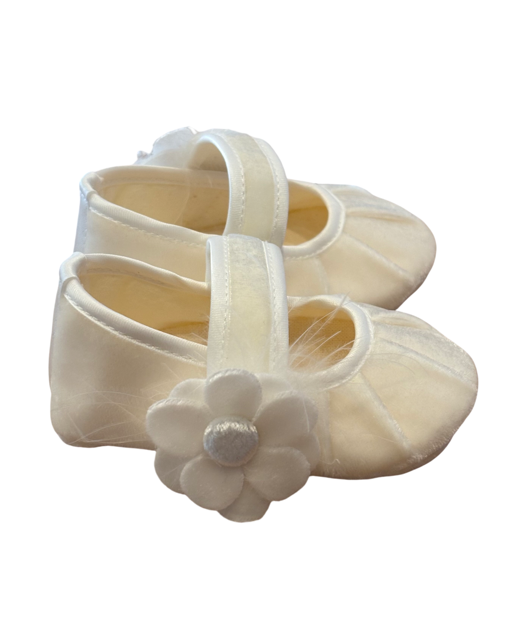 Ballerines blanches avec une fleur à plume