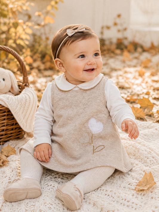 Ensemble pull blanc et robe beige