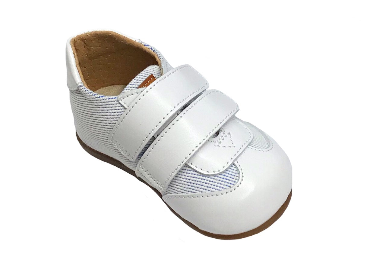 Chaussures blanches et bleues